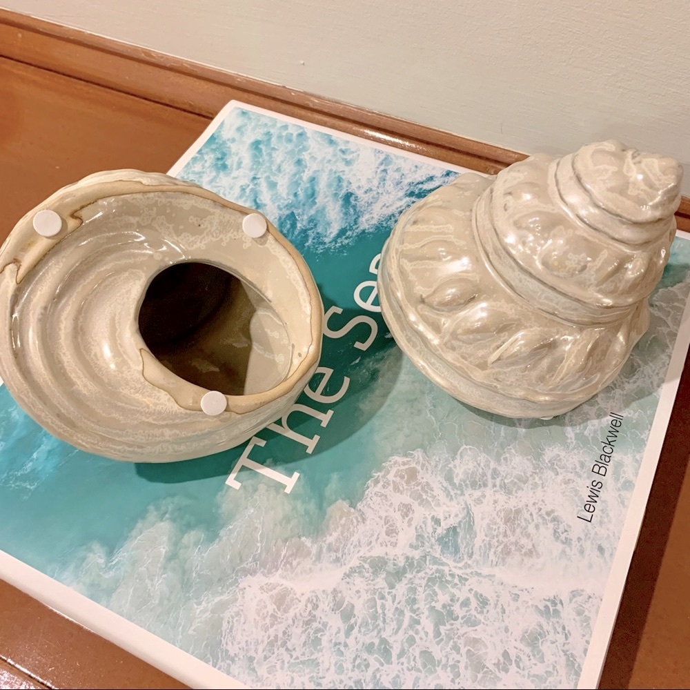 Pair of Decorative Ceramic Shells - Picture 4 of 6